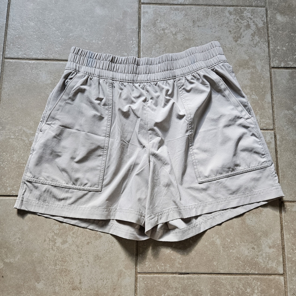 Women's Athleta Wayfind Shorts Size Medium.  Bone Color